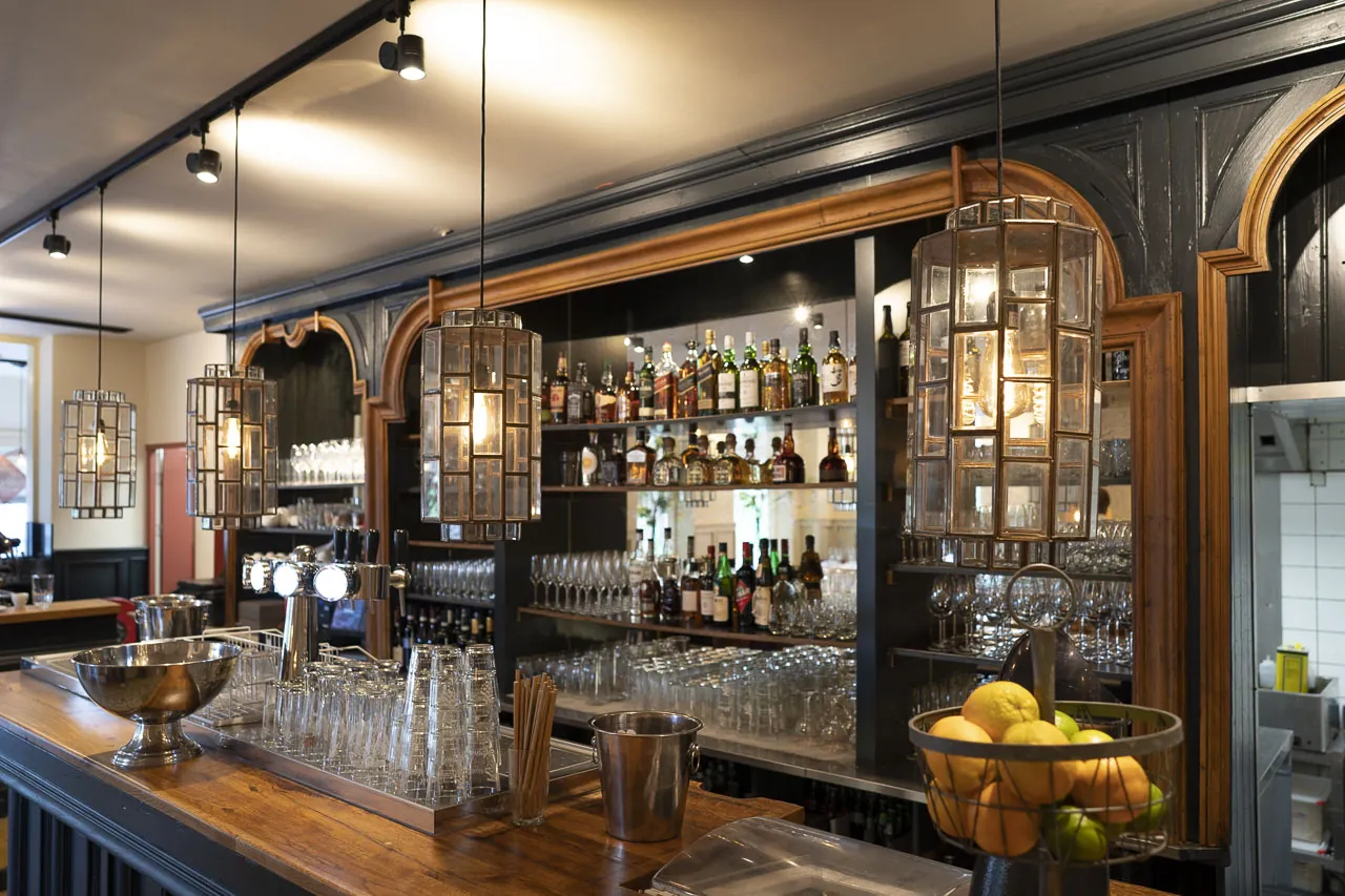 De bar met messing lampen en flessen