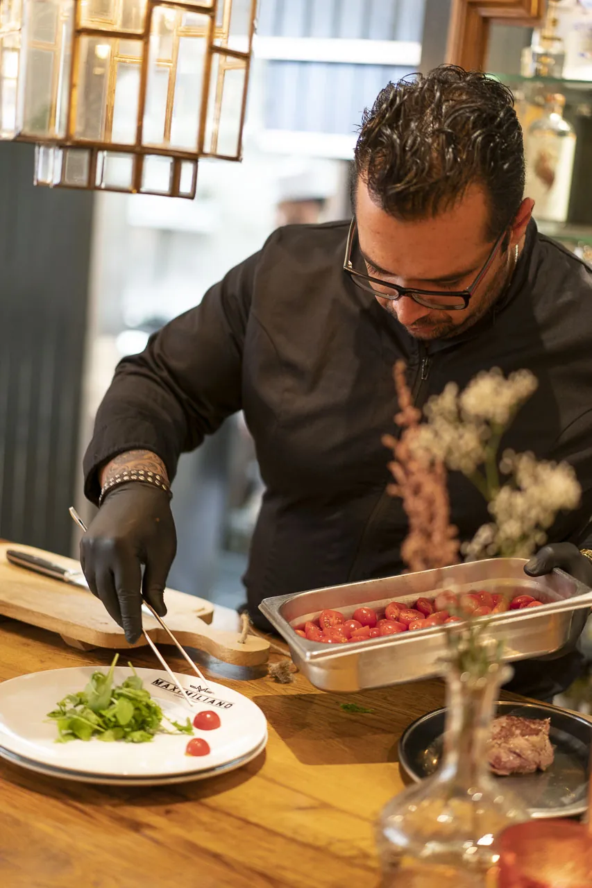 De chef aan de bar
