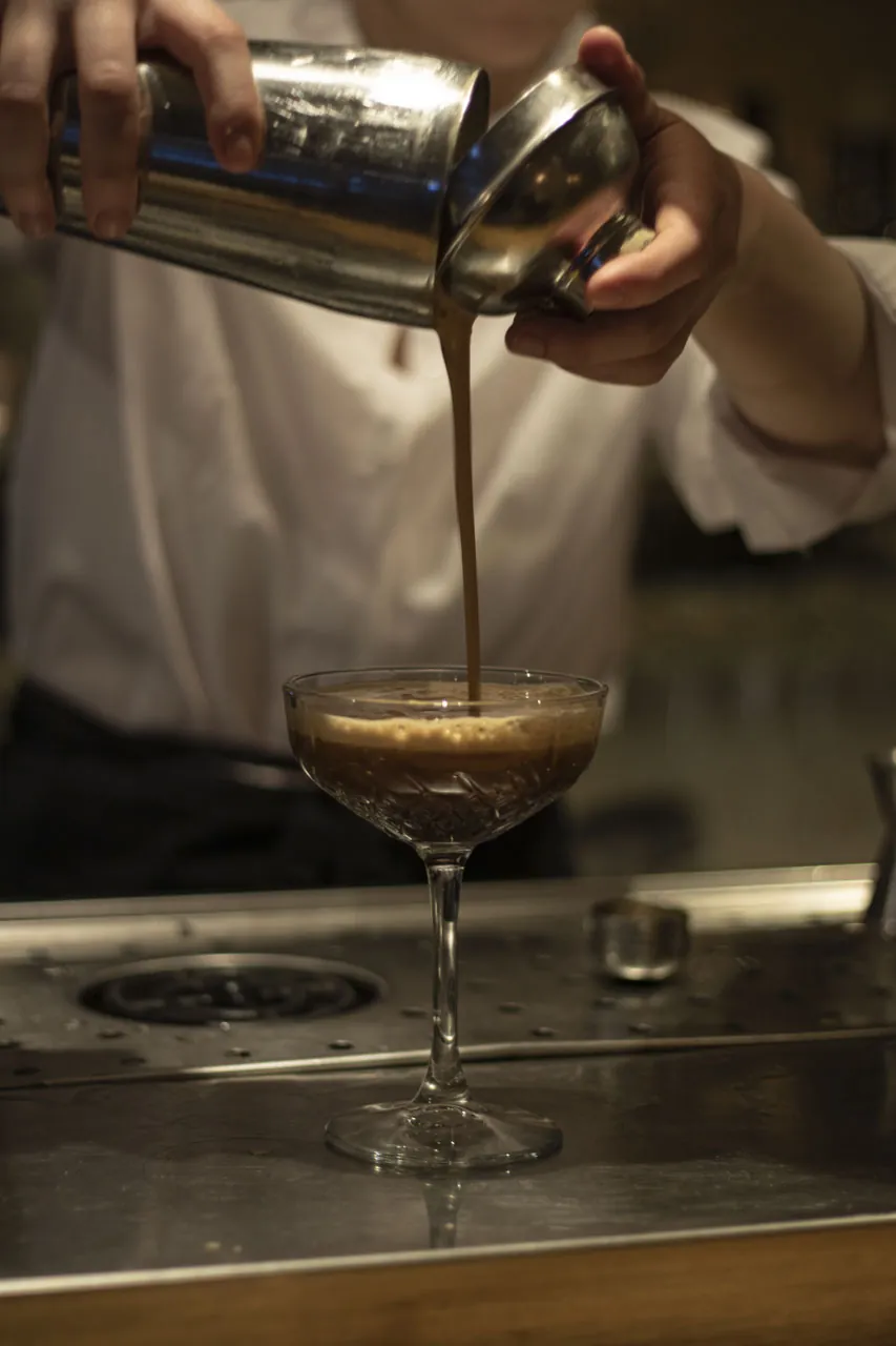 Een cocktail wordt aan de bar ingeschonken