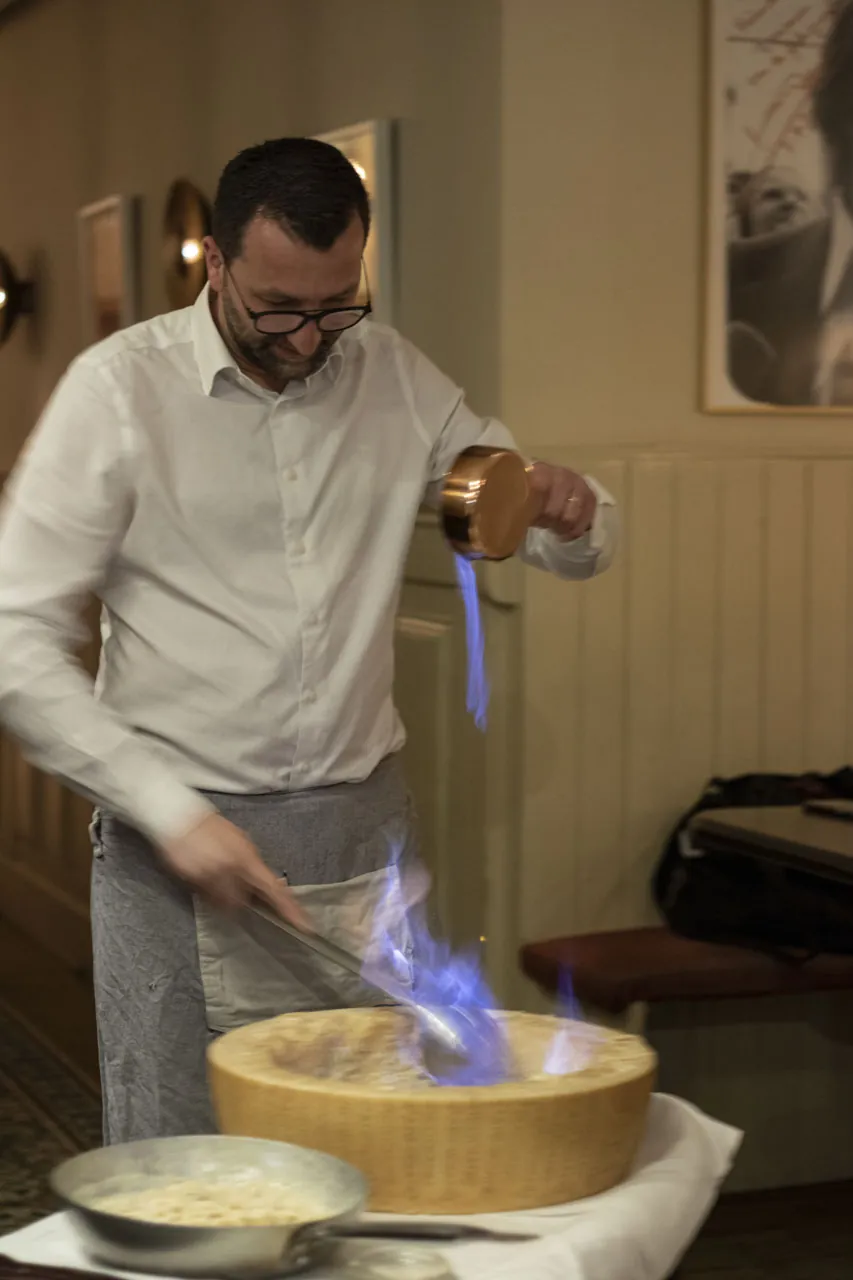 Pasta flambé: de saus brandt blauw in de holle Parmezaanse kaas