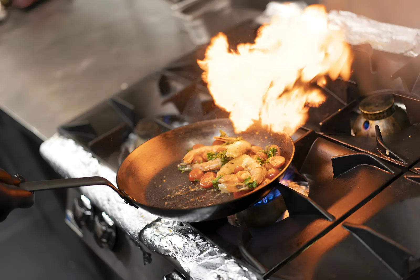 Gamba’s flamberen in de pan