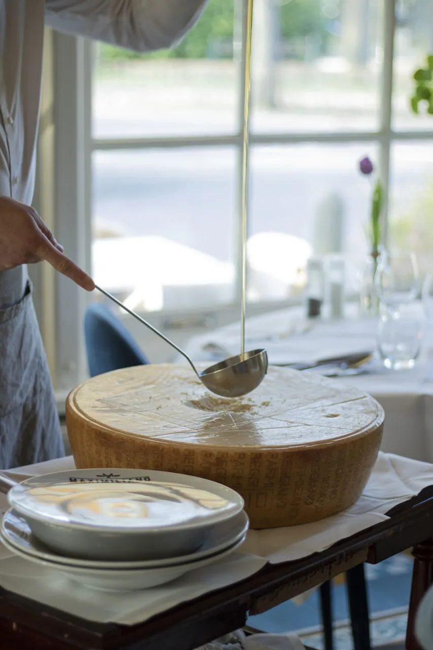 Pasta wordt in de Parmezaanse kaas gedraaid